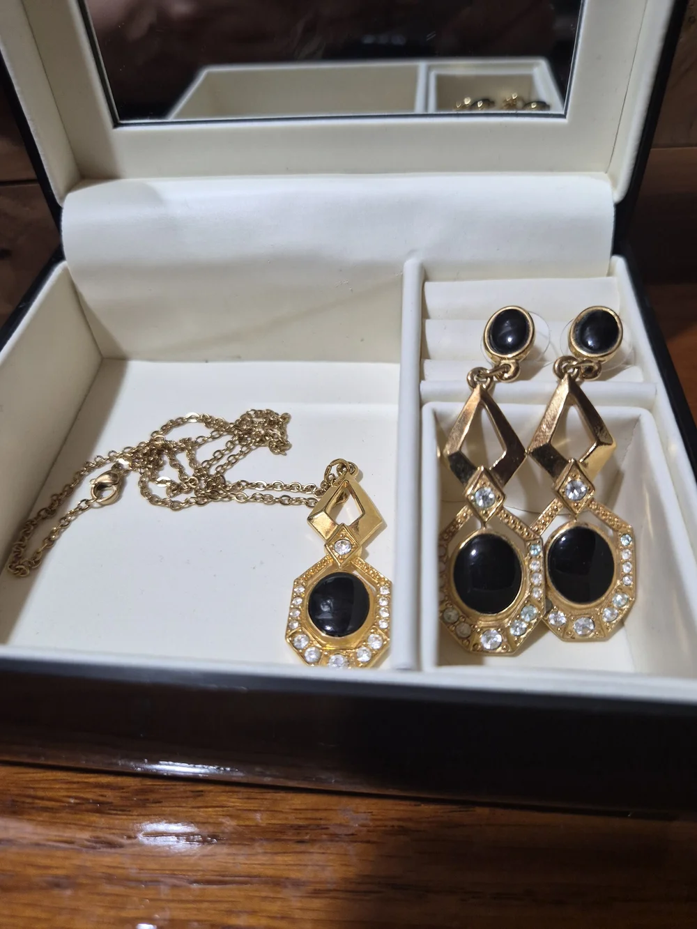 Avon 1992 Gold-Tone Necklace and Black Stone Drop Earrings Set